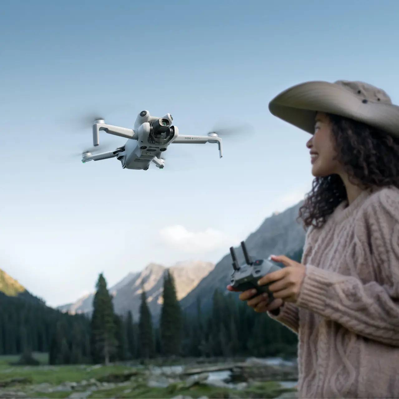 Drohne Dji Mini 4 Pro Fly More Combo mit Fernbedienung Weiß 